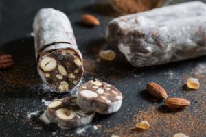 Salame di cioccolato vegan: la ricetta senza uova e burro ma buonissima