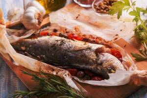 Spigola al forno: la ricetta con patate del secondo di pesce facile