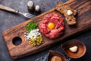 Tartare di manzo, perfetta per un antipasto raffinato dell&#8217;ultimo minuto