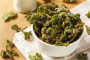 Chips di cavolo nero: uno snack salutare facile e veloce al forno