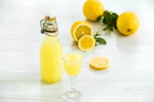 Come fare il limoncello: fresco e perfetto da servire alla fine dei pasti