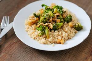 Cous cous di broccoli e salsa al sesamo: la ricetta light da provare