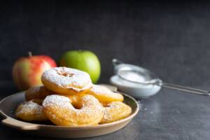 Frittelle di mele vegan: la ricetta facile e veloce