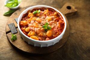 Gnocchi al tegamino: un primo piatto al forno, con sugo e mozzarella