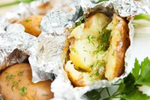 In cucina con Friggy: come fare le patate al cartoccio in friggitrice ad aria