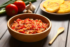 Pollo bollito: ricetta, tempo di cottura e salse di accompagnamento