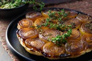 Tarte tatin alle cipolle: la ricetta agrodolce che stupisce