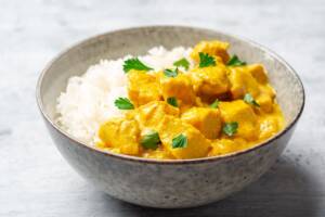 Tofu al curry: la ricetta con latte di cocco