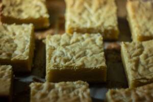 Brownies al cioccolato bianco: la ricetta della variante