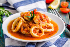 Come fare i calamari in umido: un secondo piatto di pesce strepitoso