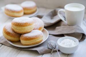 Deliziosi bomboloni ripieni di crema: un dolce irresistibile!