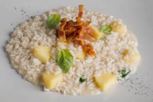 Delizioso risotto alle mele e speck: un’armonia di sapori tra dolce e salato