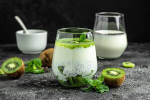 Mousse di robiola dolce con coulis di kiwi: un dessert colorato e delizioso!