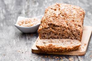 Pane ai semi di lino integrale, la ricetta semplice e genuina