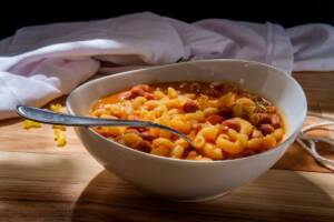 Pasta alla scoreggiona, la ricetta del film Bombolo