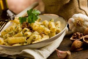 Pasta con topinambur: un primo piatto dal condimento straordinario