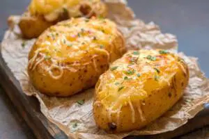 Patate ripiene al forno: un ricco secondo piatto con formaggio e pancetta