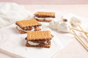 S’more, i dolcetti americani con il marshmallow per il campeggio