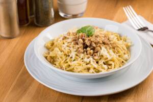 Spaghetti noci e alici: la ricetta semplice ma saporita