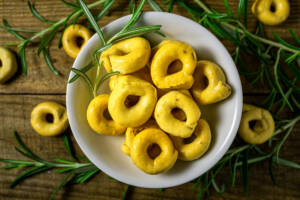 Taralli zenzero e curcuma, semplici e perfetti per i vostri aperitivi