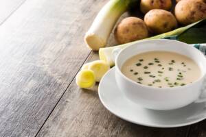Vichyssoise: la zuppa di porri e patate va servita fredda