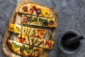 Focaccia di verdure, la ricetta colorata e saporita