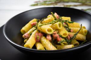 Pasta con asparagi e speck: la ricetta facile e veloce