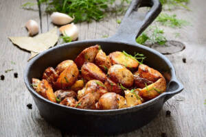 Quanto sono buone le patate all&#8217;aglio, croccanti e saporite