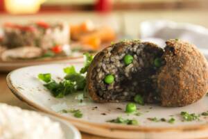 Arancini al nero di seppia, ricetta al sapore di mare