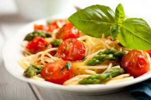 Il colore in un primo piatto: fate largo alla pasta asparagi e pomodorini