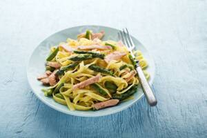 Pasta asparagi e salmone: un primo piatto primaverile