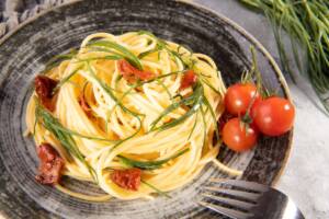 Pasta con agretti e pomodorini, un primo piatto gustoso