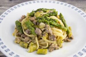Pasta con asparagi e salsiccia: ricetta del primo facile e goloso