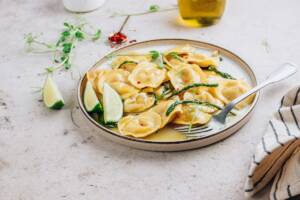 Prepariamo i buonissimi ravioli agli asparagi e ricotta