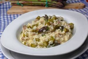 Risotto asparagi e salsiccia: un primo piatto saporito