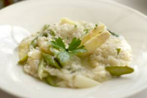 Risotto con asparagi bianchi: ricetta semplice e la variante con la crema