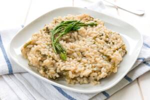 Risotto con bruscandoli: la ricetta veneta con il luppolo selvatico