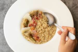 Risotto con carciofi e pancetta: un primo piatto irresistibile