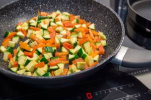 Zucchine e carote in padella, un contorno veloce