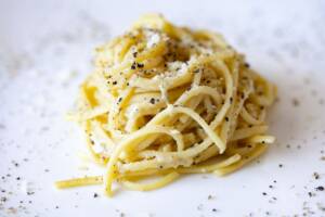 Ma se ti dicessimo che vogliamo svelarti la ricetta della cacio e pepe di Borghese?