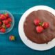 Meravigliosa torta fragole e cioccolato ripiena di panna