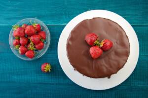 Meravigliosa torta fragole e cioccolato ripiena di panna