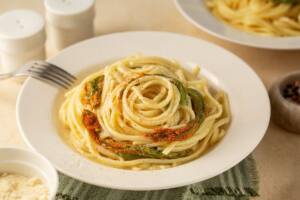 Pasta fiori di zucca e alici, un primo piatto saporito