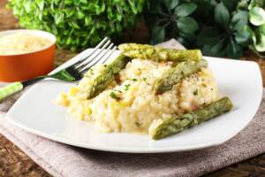 Risotto asparagi e pancetta: ricetta facile di un primo piatto sfizioso