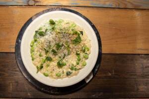 Risotto con fave e piselli: per un pranzo coi fiocchi