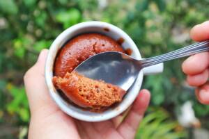 Torta in tazza alle fragole, come preparare la mug cake primaverile