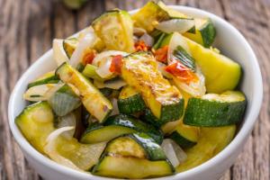 La ricetta delle zucchine in padella, un contorno sfizioso e saporito