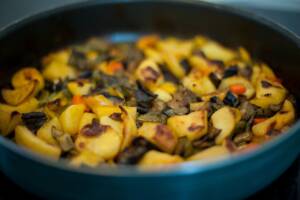 Melanzane e patate, un contorno facile e veloce