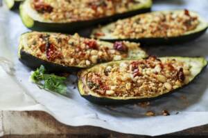 Prepariamo insieme le zucchine ripiene vegan: un piatto delizioso!