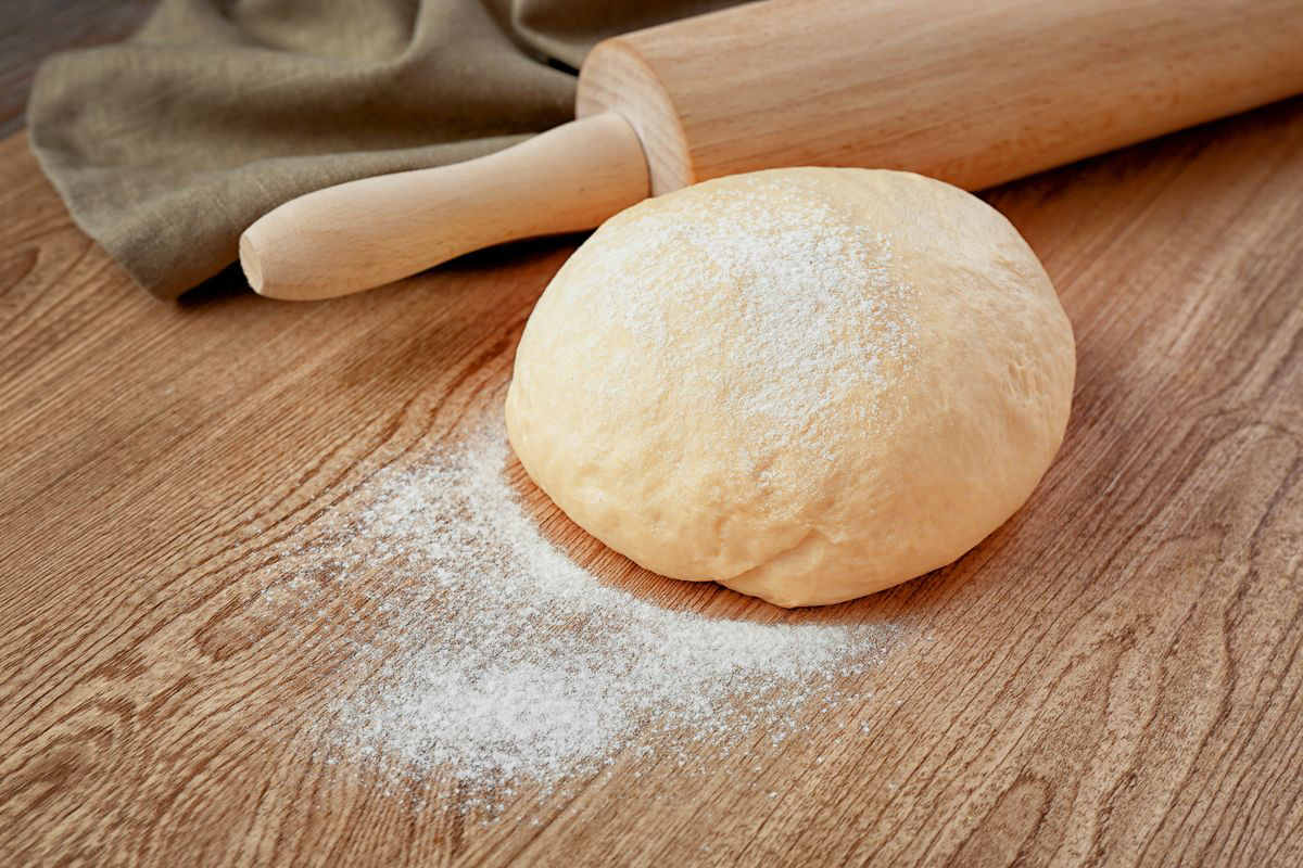 Panetto di pasta frolla con mattarello